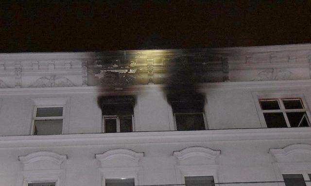 Fenster zerbarsten, Flammen und Rauch drangen in das Stiegenhaus und aus den Fenstern.