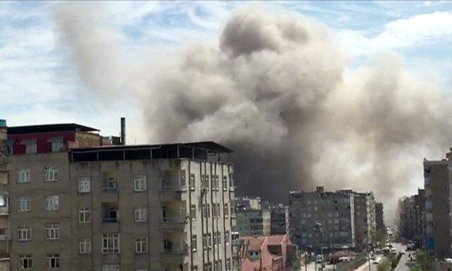 Rauch nach einer Explosion in Diyabakir..
