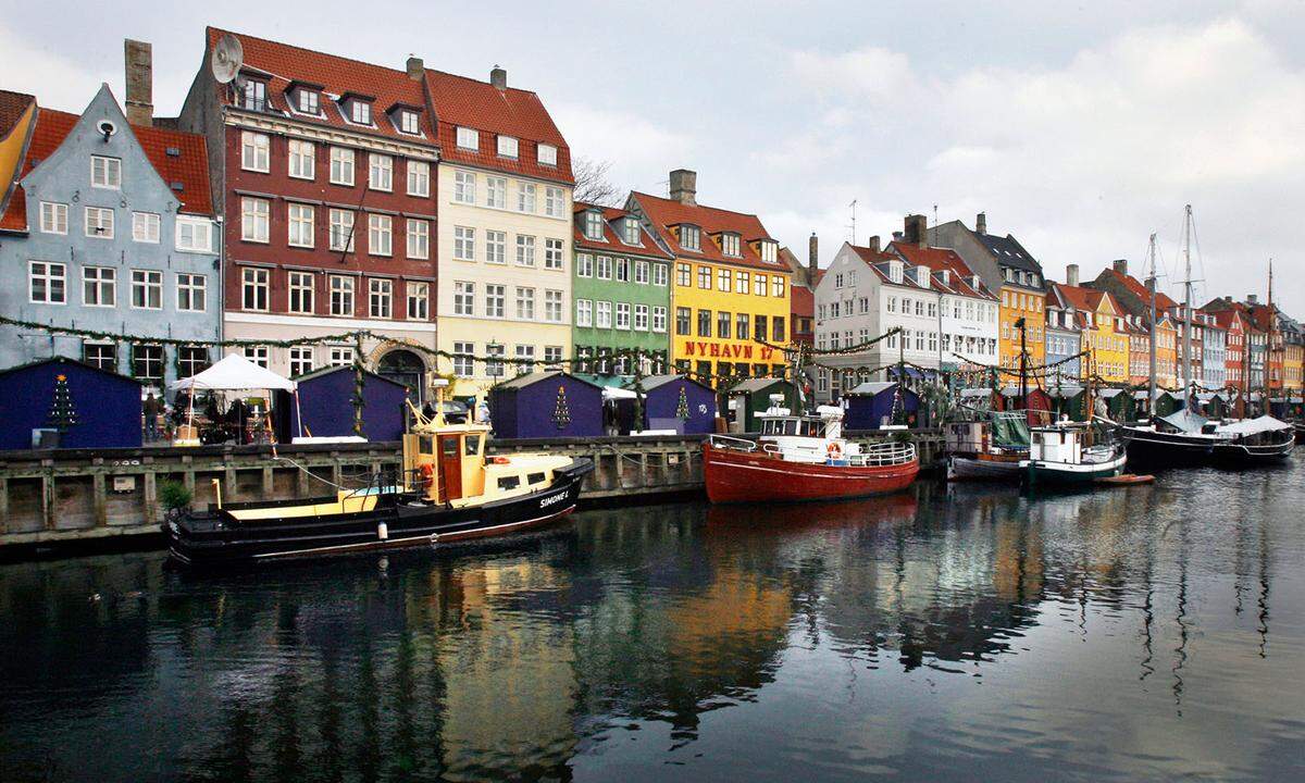 Fast ein Luxusprodukt ist Eis in Dänemark: Unglaubliche 3,79 Euro lassen sich die Eisverkäufer in Kopenhagen eine ihrer Kugeln kosten – einsamer Spitzenreiter im Vergleich.