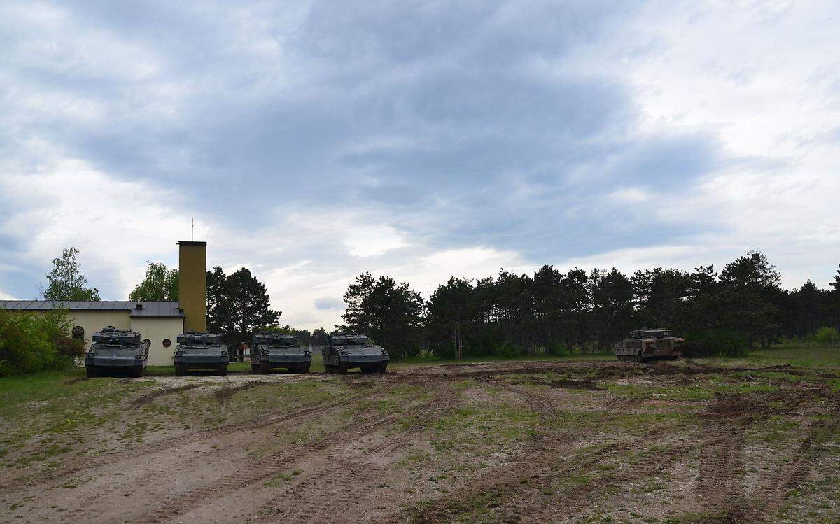 112 Ulans übernahm das Heer Anfang der 2000er von "Steyr-Daimler-Puch Spezialfahrzeuge". In einem haben drei Crewmitglieder plus acht Infanteristen Platz. Die werden ins oder ans Gefechtsfeld geführt bzw. durchgeführt. An sich kämpfen Panzergrenadiere aber zu Fuß.