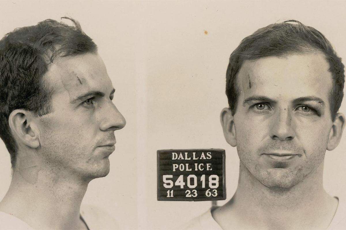 Am 22. November 1963 starb John F. Kennedy, der 35. Präsident der Vereinigten Staaten von Amerika, bei einem Attentat. Ein Täter war schnell gefunden: Lee Harvey Oswald.Zwei Tage später wurde der mittlerweile verhaftete Oswald von dem Nachtclub-Besitzer Jack Ruby erschossen. Er konnte somit keine Fragen mehr beantworten. Bis heute zweifelt eine große Mehrheit der Amerikaner an der Einzeltäter-Variante. Doch wer hätte Interesse am Tod von JFK gehabt?