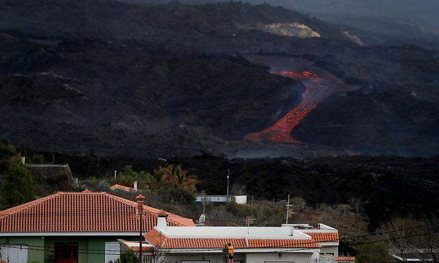 Gegen einen Lavastrom sind die Bewohner von La Palma machtlos.