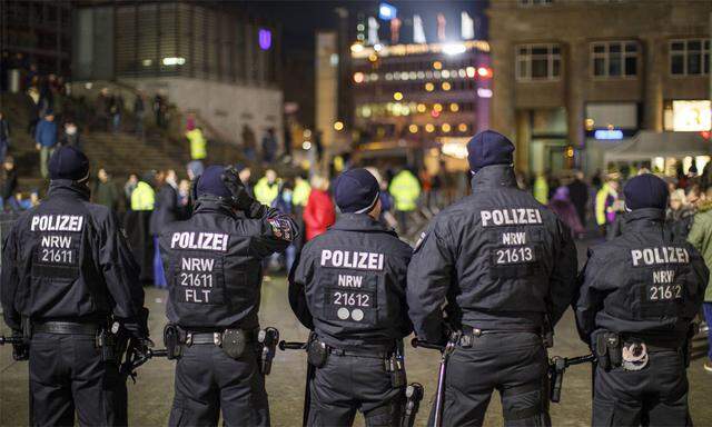 Polizeieinsatz am Hauptbahnhof in Köln am Silvesterabend.