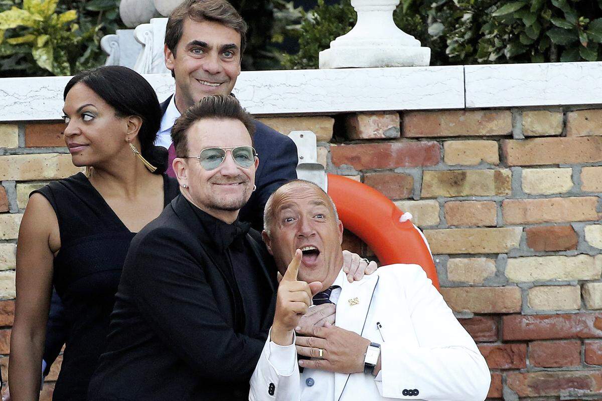 Bono erlaubte sich einen Spa&szlig; mit dem Hotelpersonal.