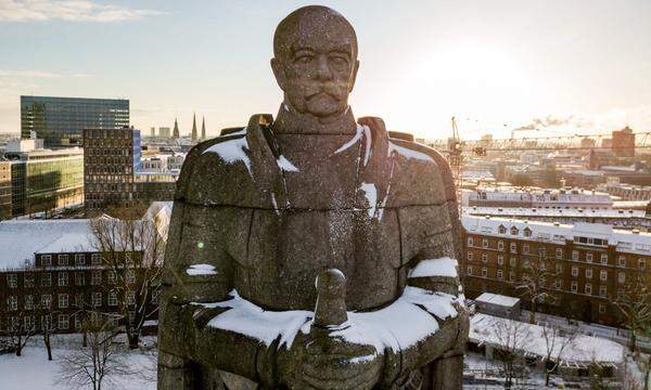 Auch Bismarck muss frieren. Das Denkmal im Zentrum von Hamburg muss wie alle anderen Statuen Europas noch bis Ende der Woche Tiefsttemperaturen standhalten.