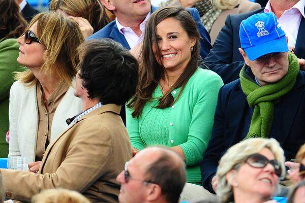 Pippa Middleton, Schwester von Herzogin Kate und Liebling der Medien, hat ihr erstes TV-Interview gegeben. In einer kurzen Vorschau gibt der Moderator der "Today Show", Matt Lauer, einen Ausblick auf die Themen des Gesprächs. Darin soll es unter anderem um Pippas Wohltätigkeitsveranstaltungen, aber vor allem um ihre Person gehen. Das Gespräch soll laut NBC am 30. Juni und 1. Juli in der "Today Show" ausgestrahlt werden. Medienberichte, wonach Pippa Middleton kunftig auch als "Special Correspondent" fur NBC tätig werden soll, wurden zunächst nicht bestätigt. Der Sender beschäftigt Prominente, die unterschiedliche Berichte fur NBC erstellen. Darunter ist seit 2011 auch Chelsea Clinton, die Tochter des fruheren US-Präsidenten Bill Clinton. Pippa Middleton hatte sich in der Vergangenheit mehrmals journalistisch versucht, unter anderem als Kolumnistin in der Kundenzeitung einer Supermarktkette.