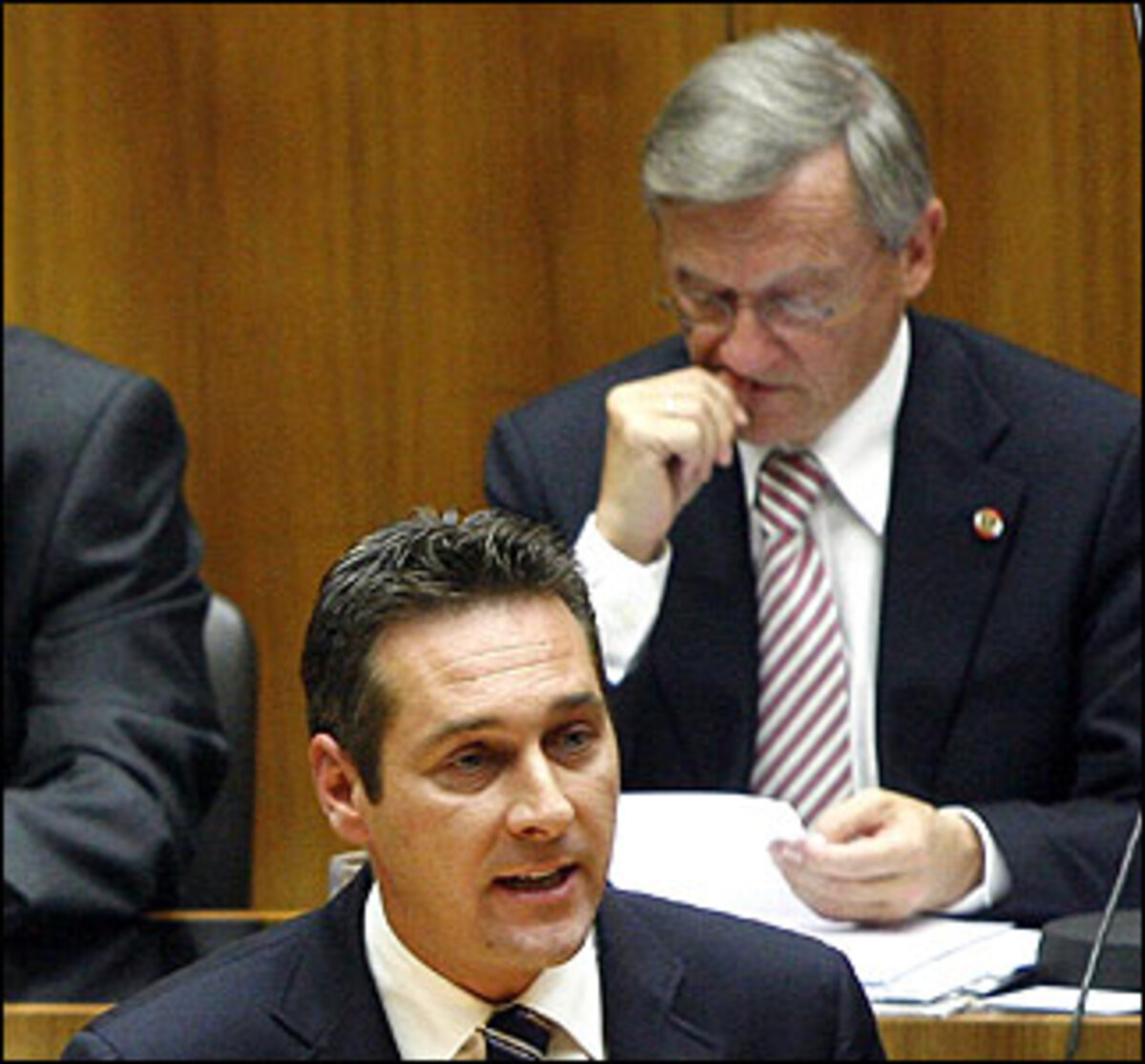 Die ÖVP hat ungeachtet der wieder anlaufenden Koalitionsverhandlungen mit der SPÖ auch Kontakt zur FPÖ gesucht. Nur wenige Stunden nach der gemeinsamen Erklärung von SPÖ-Chef Gusenbauer und dem ÖVP-Obmann zur Neuaufnahme der Gespräche lud Schüssel FPÖ-Obmann Strache zu sich. Die bedeutung des Treffens wurde jedoch von beiden Seitern heruntergespielt, es wurde als "normal" bezeichnet.