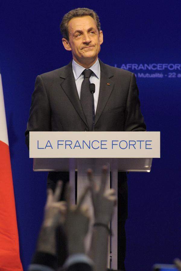 Um das Ruder in der Stichwahl noch herumzureißen, schlägt Sarkozy am Wahlabend auch überraschend drei TV-Debatten mit Hollande vor. Bisher war nur eine geplant - und das dürfte auch so bleiben, denn Hollande lehnt umgehend ab: "Ich werde nur eine Debatte mit Sarkozy führen, egal wie lange sie dauert."