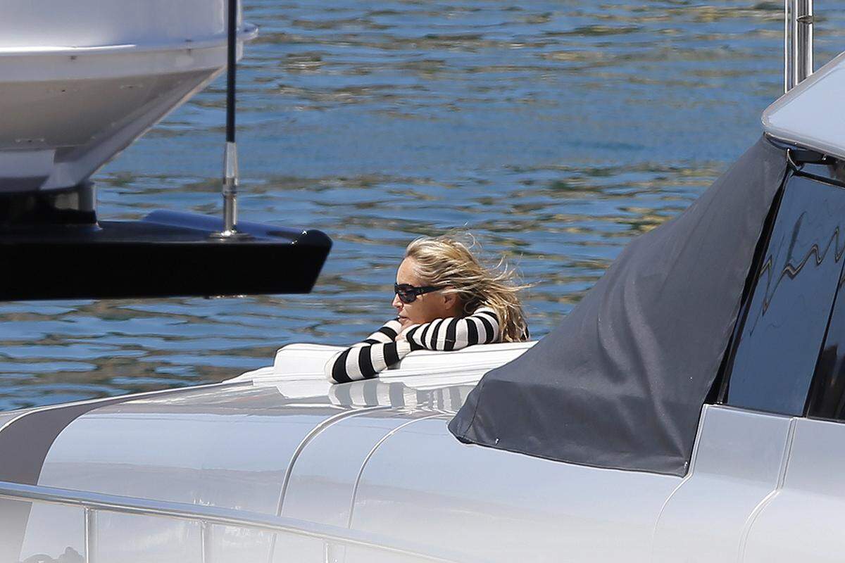 Völlig losgelöst auf ihrer Yacht in Cannes, Sharon Stone.