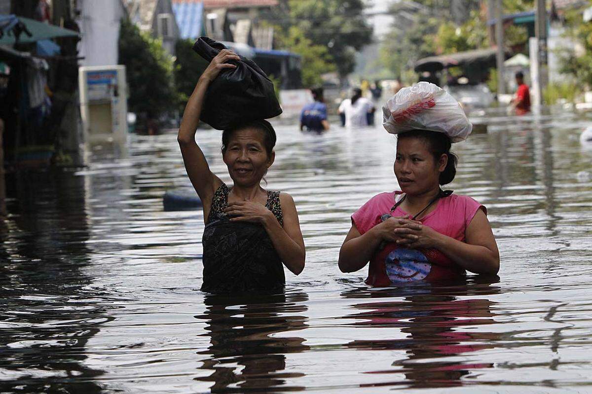 In zahlreichen Geschäften in Bangkok gingen nach Trinkwasser auch Konserven und Nudelfertiggerichte aus.