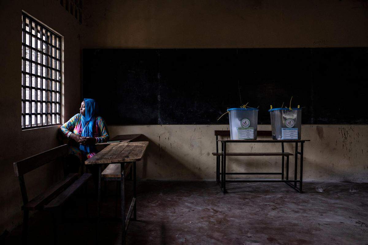 14. Jänner. Eine Beamte wartet in einem Wahllokal in Moroni auf Wähler. Auf den Komoren entscheidet sich bei der Wahl am 14. Jänner, ob Präsident Azali Assoumani eine dritte Amtszeit in Folge erhält.