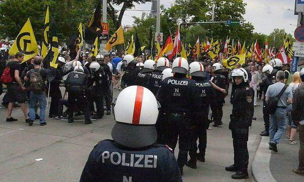 Am 12. Juni desselben Jahres sammeln sich etwa 1000 Anhänger der rechtsextremen Identitären zu einer Demonstration in Wien. Linke Gruppierungen rufen zu einer Gegendemonstration auf, bei der ebenfalls etwa 1000 Menschen teilnehmen. Beim Aufeinandertreffen der Demo-Züge kommt es zu Ausschreitungen gekommen. Die Polizei schreitet ein und setzte Pfefferspray gegen beide Seiten ein.