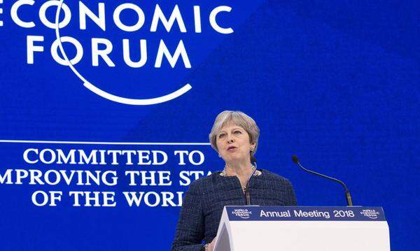 "Wir sind in so gut wie jeder Beziehung auf einer Wellenlänge", sagte Trump am Donnerstag in Davos vor einer Begegnung mit der britischen Premierministerin Theresa May. "Wir lieben Ihr Land", sagte er an May gewandt. May bestätigte die besondere Beziehung Großbritanniens zu den USA; ein Staatsbesuch in Großbritannien sei in der Diskussion. Zuvor hatte May bei einer Rede auf dem Weltwirtschaftsforum versichert, ihr Land werde trotz des anstehenden EU-Austritts ein Fürsprecher für den Freihandel sein.