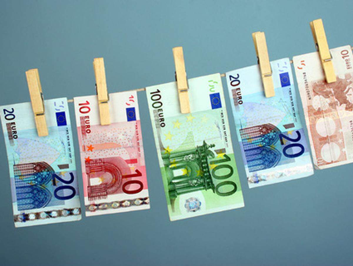 Die "Financial Action Task Force on Money Laundering (FATF)", eine internationale Behörde gegen Geldwäsche, teilt den "Reinigungsprozess" in drei Phasen ein: