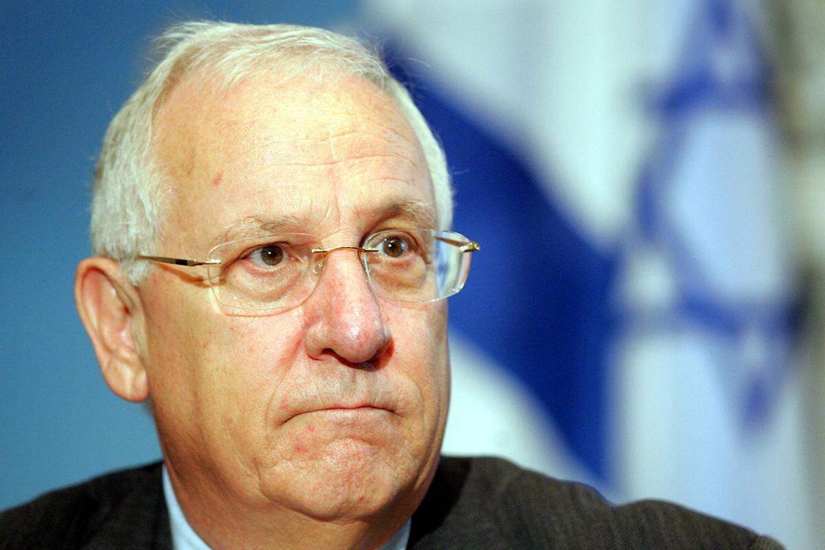 Rivlin zählt zum Urgestein der regierenden Likud-Partei. Er ist Jurist, Vegetarier, verheiratet, und hat vier Kinder. Im Vergleich zu seinem heute 90-jährigen Vorgänger kommt Israels künftiger Präsident aber mit seinen 74 Jahren fast schon burschikos daher.