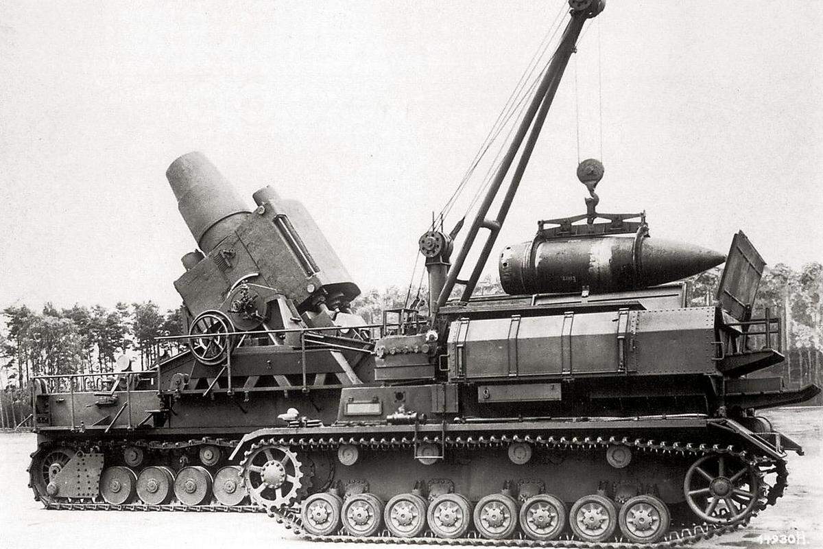 Herangeführt wurden an überschwerer Artillerie unter anderem zwei Stück des schweren Belagerungsmörsers "Karl" (60 cm, s. Foto, konnte mehr als zwei Tonnen schwere Betongranaten verschießen), drei 28-cm-Eisenbahngeschütze, sechs Mörser 305 mm und schließlich ein Geschütz, das unter Namen "Dora" berühmt wurde.