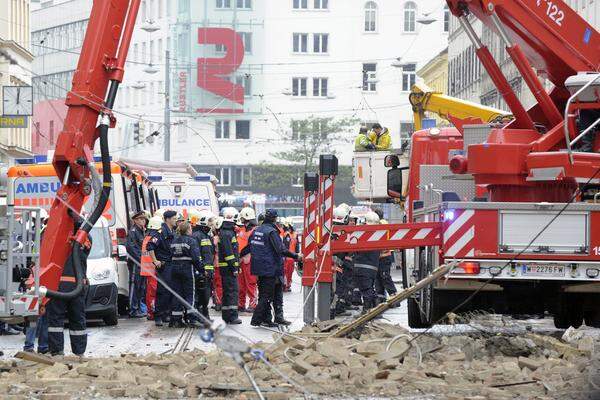 Eine Armada an Einsatzkräften machte sich auf den Weg zum Unglücksort.