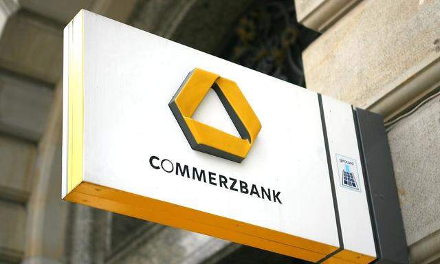 Das Logo der Commerzbank AG an einer Filiale in Hamburg 18 07 2017