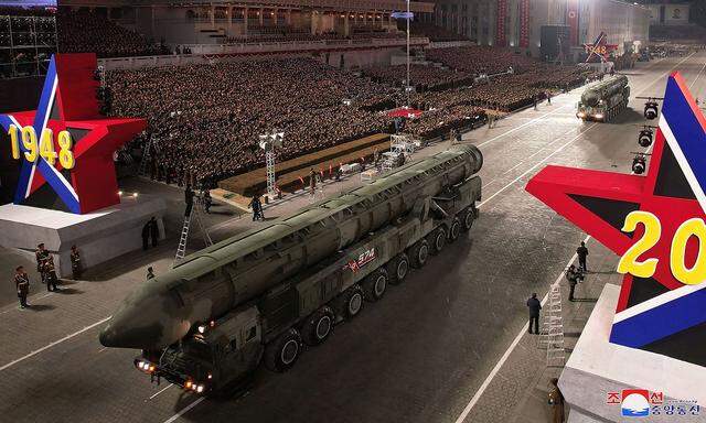 Aus Nordkorea gibt es stets nur Bilder der staatlichen Propaganda. Hier ein Bild der nächtlichen Parade von der mutmaßlichen neuen  Langstreckenrakete.