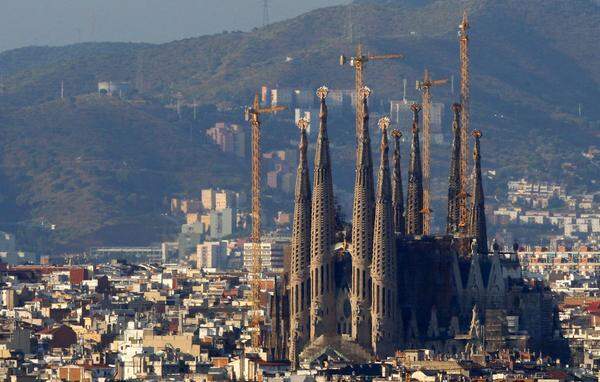 Barcelona, Spanien. Der 1882 begonnene Bau der Kirche Sagrada Familia in Barcelona, das Lebenswerk des legendären Architekten Antonio Gaudi (1852-1926), soll im Jahr 2026 vollendet werden. Der Bau der römisch-katholischen Basilika sei bisher zu 65 Prozent abgeschlossen. Das nördlich der Altstadt gelegene Gotteshaus, 2010 von Papst Benedikt XVI. zur Basilika geweiht, ist ein Wahrzeichen Barcelonas und eine der meistbesuchten Touristenattraktionen Spaniens. Der Sakralbau vereint die Stile der Neugotik und der Moderne. Seit 2005 steht die Kirche in der Unesco-Liste des Weltkulturerbes.