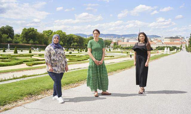 Rawia Hayatleh, Samara Albinni und Lana Ali (v. l.) im Park des Schlosses Belvedere: Hayatleh und Ali haben die „Mother School“ bei Albinni absolviert.
