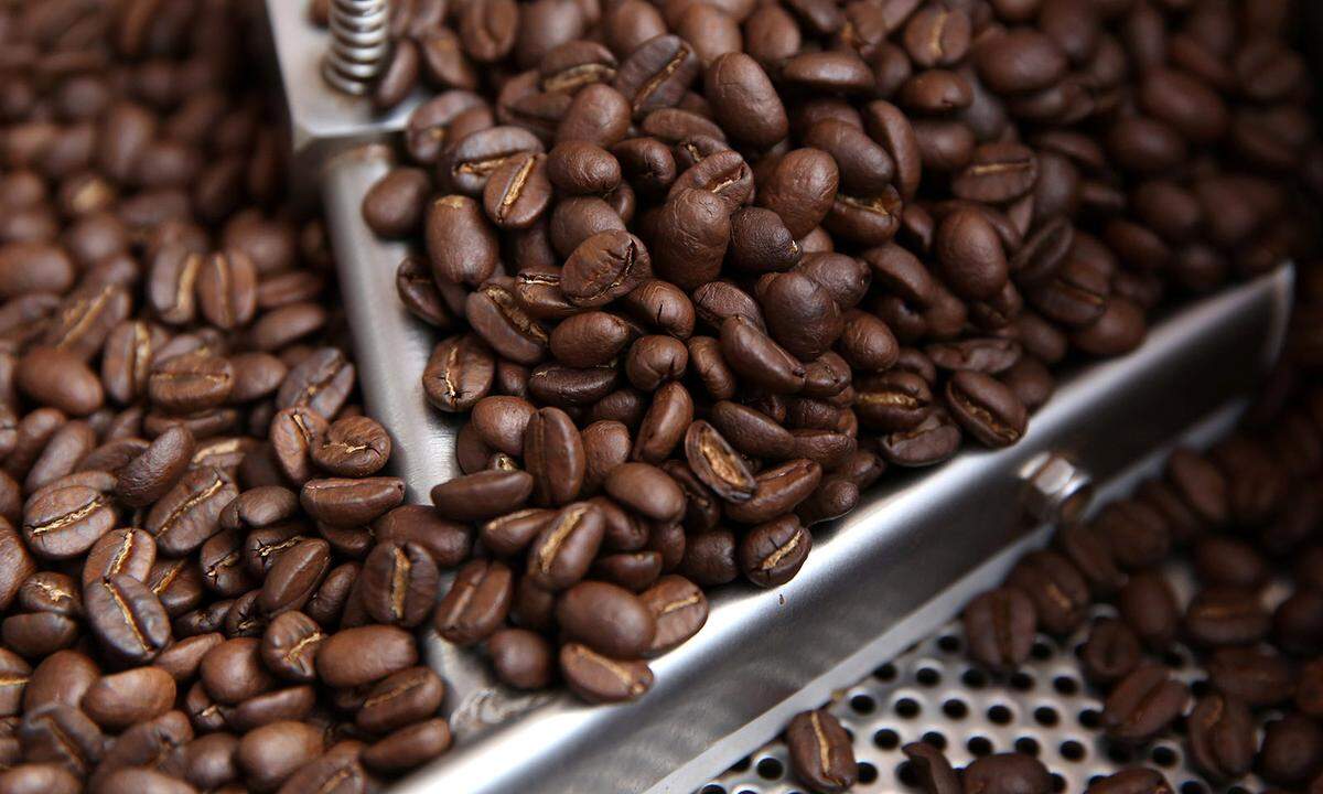 Seit Mitte des vergangene Jahrtausends erobert der Kaffee die Welt und der Absatz ist bis heute immer weiter steigend. Weit mehr als zwei Milliarden Tassen werden täglich weltweit getrunken und machen den Kaffeehandel zu einem Milliardengeschäft. Er ist auf dem zweiten Platz.