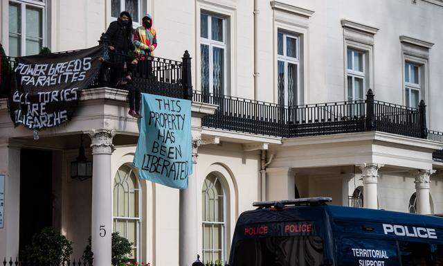 In London haben Demonstranten ihre eigene Methode gefunden, russisches Vermögen in Beschlag zu nehmen - im Bild ein Haus des Oligarchen Deripaska.