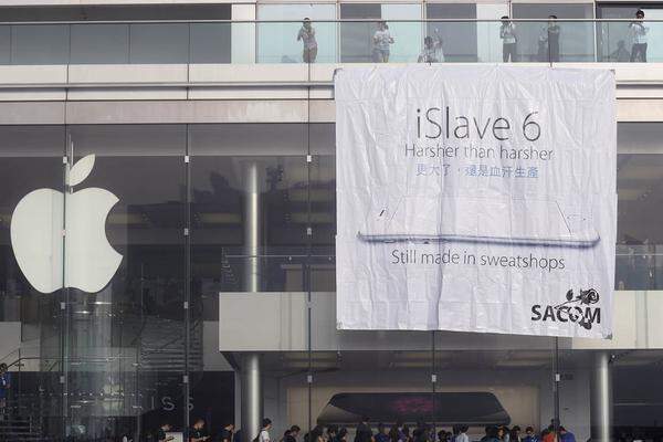 "iSlave 6" statt iPhone 6. Nicht &uuml;berall herrscht Freude &uuml;ber das iPhone 6. In Hong Kong kritisieren Studenten die Arbeitsbedingungen einiger Zulieferer Apples.
