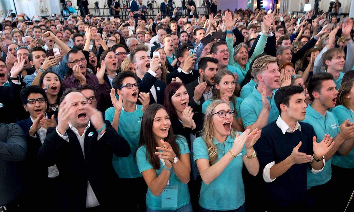 Freude und Demut lautete das Motto des Abends bei der Wahlfeier der ÖVP im Kursalon Hübner - von einfachen Parteimitgliedern bis hin zu ÖVP-Chef Sebastian Kurz. Nur allzu bitter liegen die Niederlagen der vergangenen Jahre (und insbesondere der Absturz unter ÖVP-Kanzler Wolfgang Schüssel) noch im Magen - man wollte sich bescheiden zeigen. (Eine Reportage von Marlies Kastenhofer)