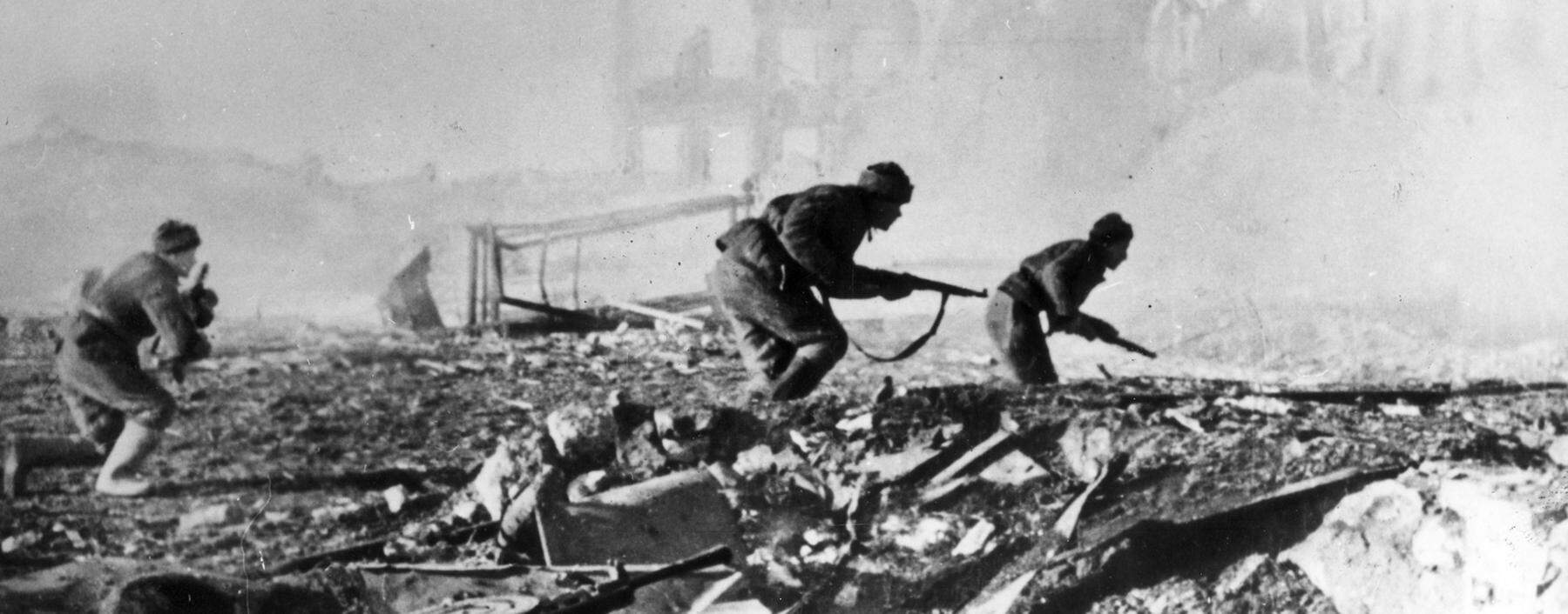 Soldaten der sowjetischen 62. Armee im September 1942 beim Häuserkampf gegen die deutschen Truppen in Stalingrad.
