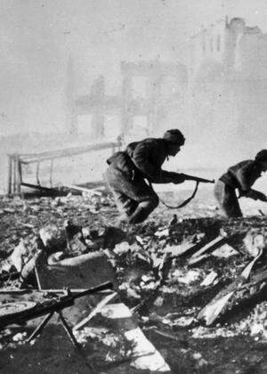 Soldaten der sowjetischen 62. Armee im September 1942 beim Häuserkampf gegen die deutschen Truppen in Stalingrad.