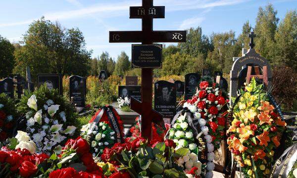 Das Grab von Waleri Tschekalov, dem Logistik-Chef der Wagner-Gruppe . Prigoschin wurde im kleinen Kreis im Vororte-Friedhof Porokhoskoye bestattet.
