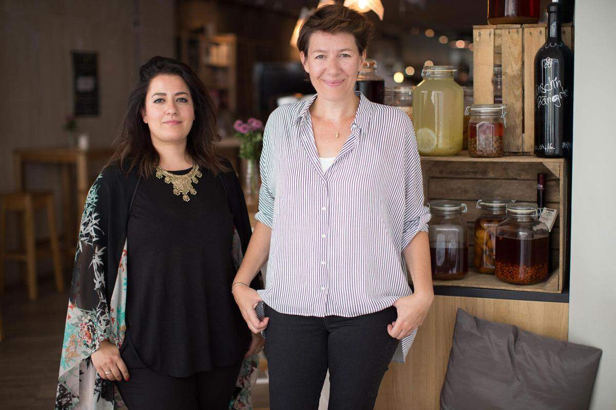Nina Mohimi (links) und Dani Terbu betreiben seit 2012 zusammen The Coolinary Society. Eine Agentur, die sich auf digitales Marketing und Social-Media-Consulting im kulinarischen Bereich spezialisiert hat. Ihr Spezialgebiet heißt Trending Food. Für das Schaufenster Magazin haben sie einen Report für das kommende Jahr erstellt. Den Anfang machen frische Kräuter.