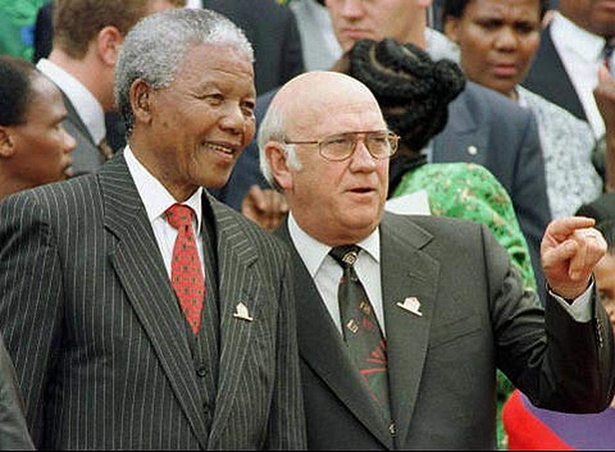 Frederik de Klerk, südafrikanischer Präsident (von 1989 bis 1994), und der damalige Vorsitzende des African National Congress Nelson Mandela erhielten den Friedensnobelpreis für ihre Beiträge zur Beendigung der Apartheid in Südafrika.