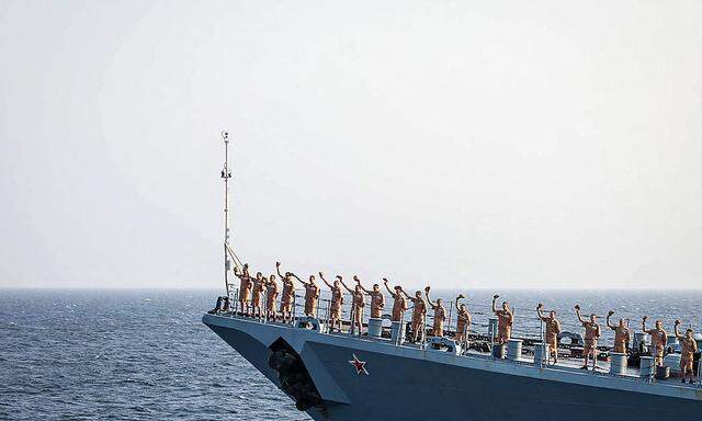 Seeleute eines der russischen Kriegsschiffe beim Manöver mit dem Iran und China gegen „Piraterie“ im Golf von Oman. 