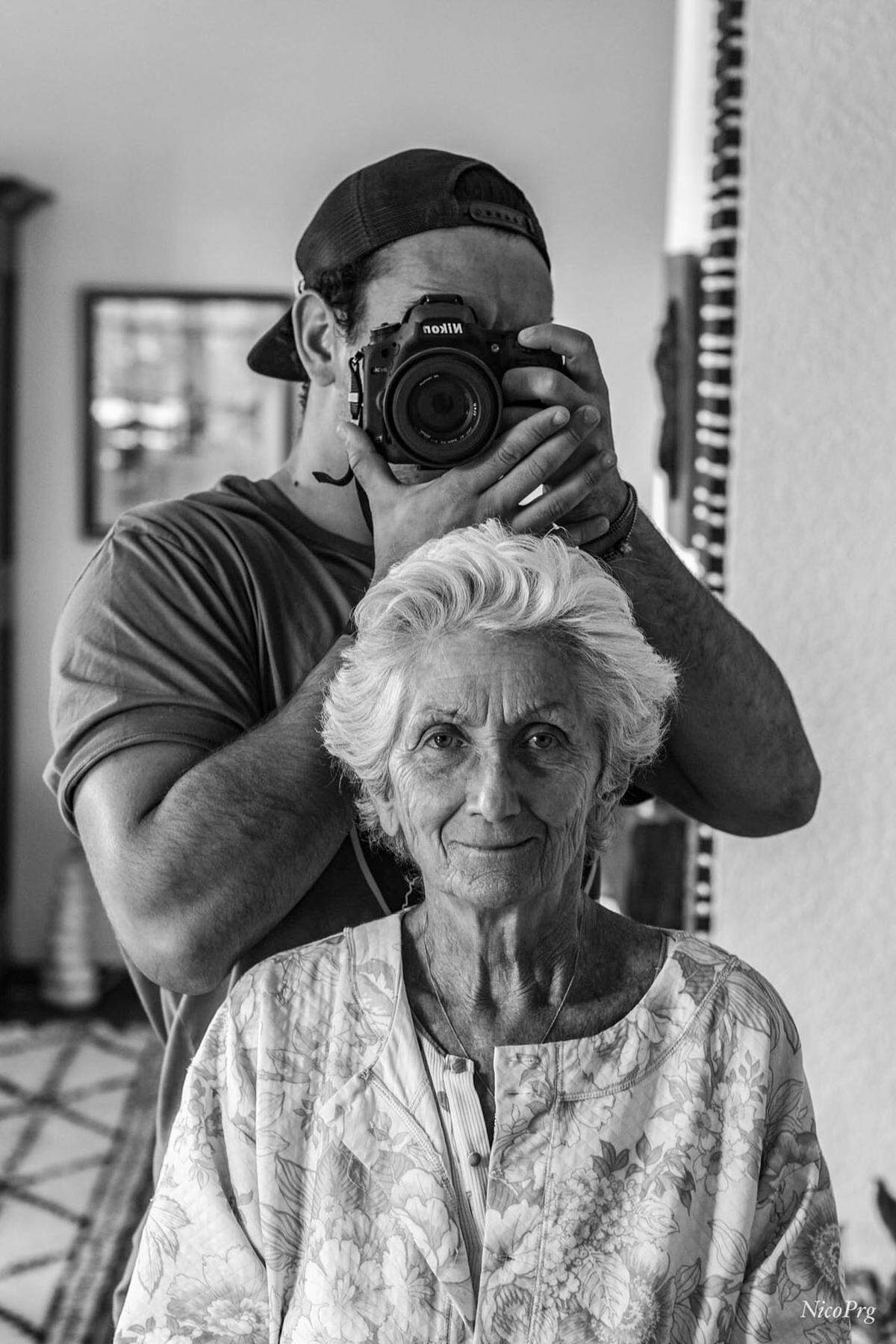 "Hier ist meine wundervolle Großmutter", lässt ein User aus Frankreich wissen, "ich wollte die Schönheit und Liebe in ihren Augen einfangen."