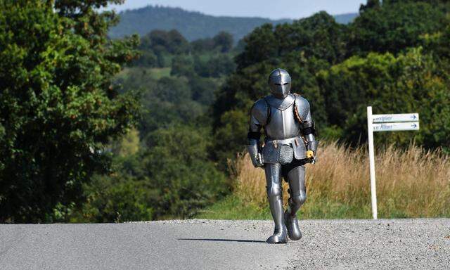 30 Kilogramm schwer ist diese Kopie einer mittelalterlichen Rüstung. Der 46-jährige Poincheval durchmisst darin 170 km im Westen der Bretagne.