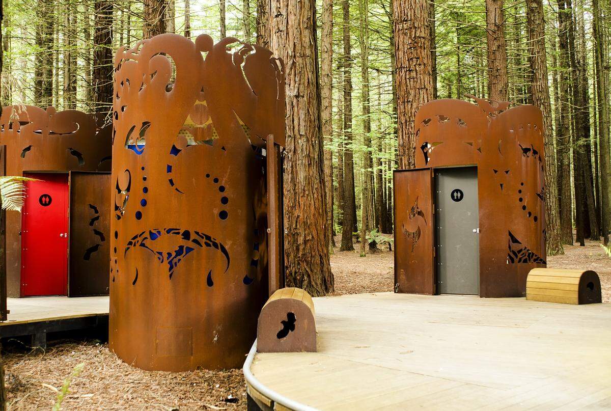 Die "Red wood toilets" im neuseeländischen Roturua wurden von Maori-Künstler Kereama Taepa entworfen. Jede Hütte symbolisiert einen Vogel, der etwa schon ausgestorben oder vom Aussterben bedroht ist.