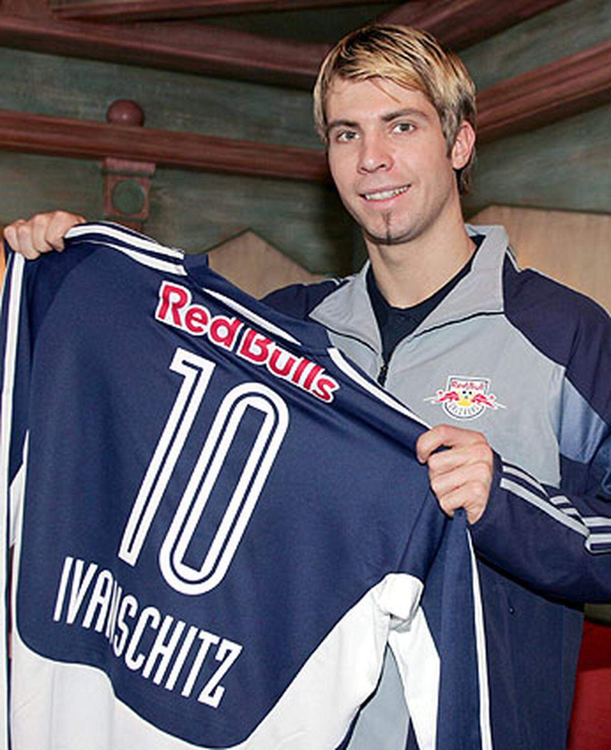 Im Jänner 2006 mussten die Rapid-Fans einen harten Schlag verdauen: Ihr Kapitän wechselte für vier Millionen Euro zu Red Bull Salzburg. "Judasschitz" hallte es in der Folge durchs Stadion - auch bei Länderspielen.