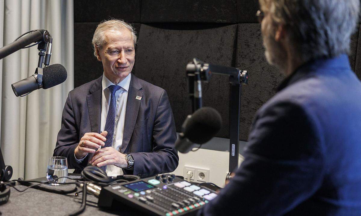 Stefan Haas, Vorsitzender des Vorstands (CEO) der TÜV AUSTRIA Holding AG, zu Gast im Podcaststudio der „Presse“.