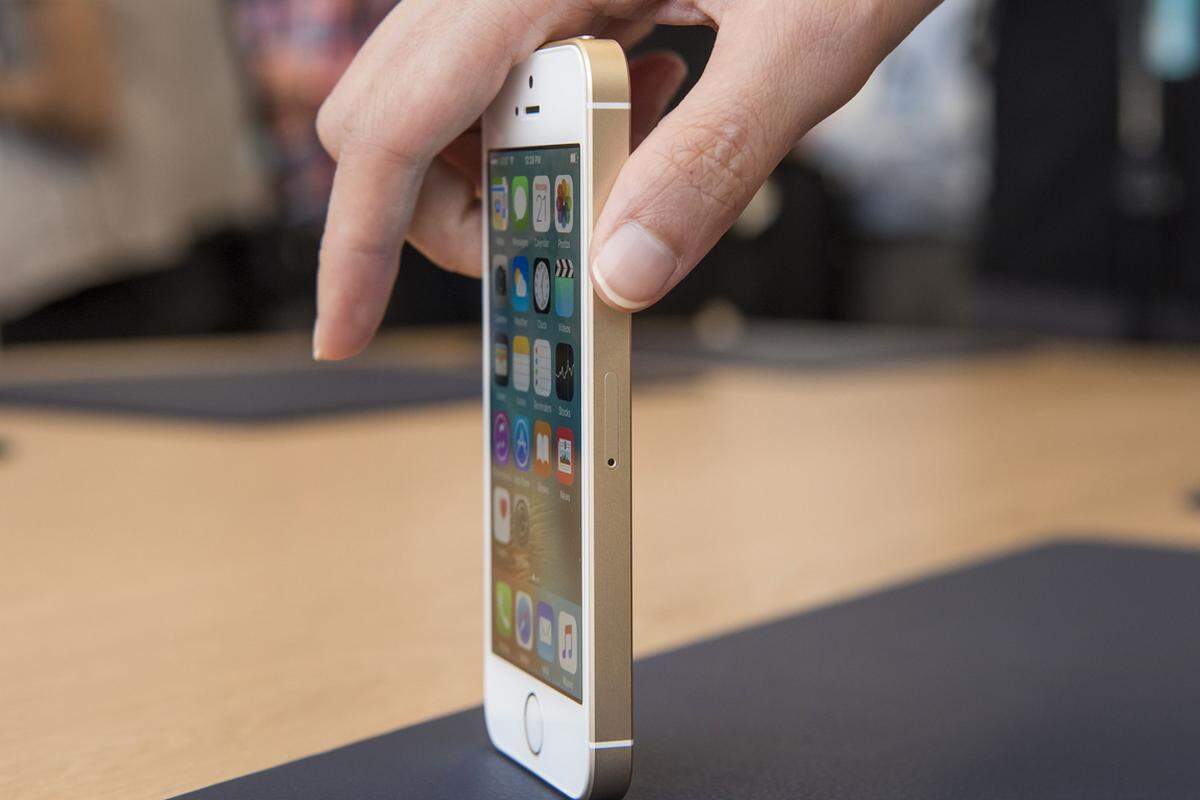 2015 wurden Apple zufolge insgesamt 30 Millionen iPhones mit einem vier Zoll großen Bildschirm verkauft. Äußerlich ist das nun vorgestellte iPhone SE eine Mischung aus iPhone 6 und iPhone 5S. Im Inneren sorgt aktuelle Technik für die nötige Performanz und Geschwindigkeit.