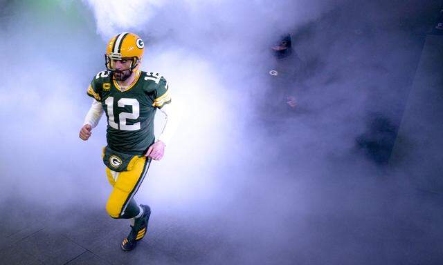 Sport Bilder des Tages Green Bay Packers quarterback Aaron Rodgers (12) runs out of the tunnel for the Divisional Playof