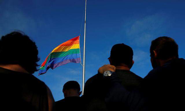 Weltweit werden die 50 Opfer betrauert, Regenbogenfahnen auf Halbmast gesetzt.