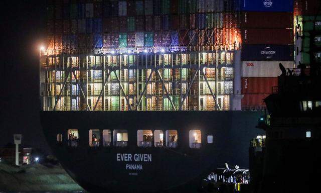 Das Schiff blockiert den Suezkanal, die "Hauptschlagader des globalen Handels".