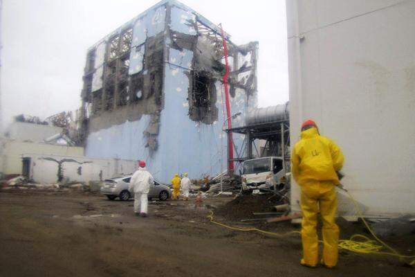 Der Zustand der havarierten Reaktoren 1 bis 4 im Atomkraftwerk Fukushima I ist unverändert dramatisch, ein wirklicher Durchbruch ist nicht in Sicht - im Gegenteil. Experten vermuten, dass Brennstäbe zumindest teilweise geschmolzen sind. Zwar hängen alle sechs Blöcke wieder am Stromnetz. Die Kontrollräume funktionieren aber ebenso wenig wie die Kühlsysteme.