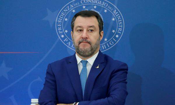  Matteo Salvini versucht Ruhe in die  EU-Parlamentsfraktion Identität und Demokratie zu bringen. 