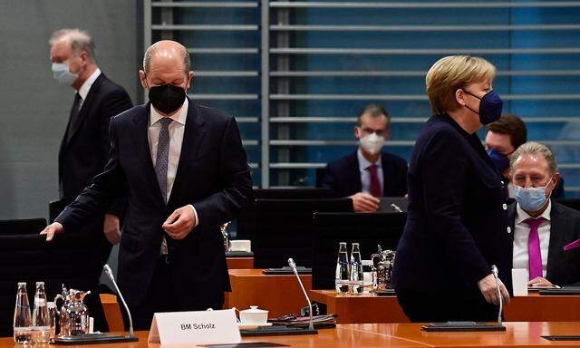 Olaf Scholz übernimmt als wohl künftiger Kanzler die Führung in der Pandemie-Bewältigung. Angela Merkel ist nur noch wenige Wochen deutsche Kanzlerin.