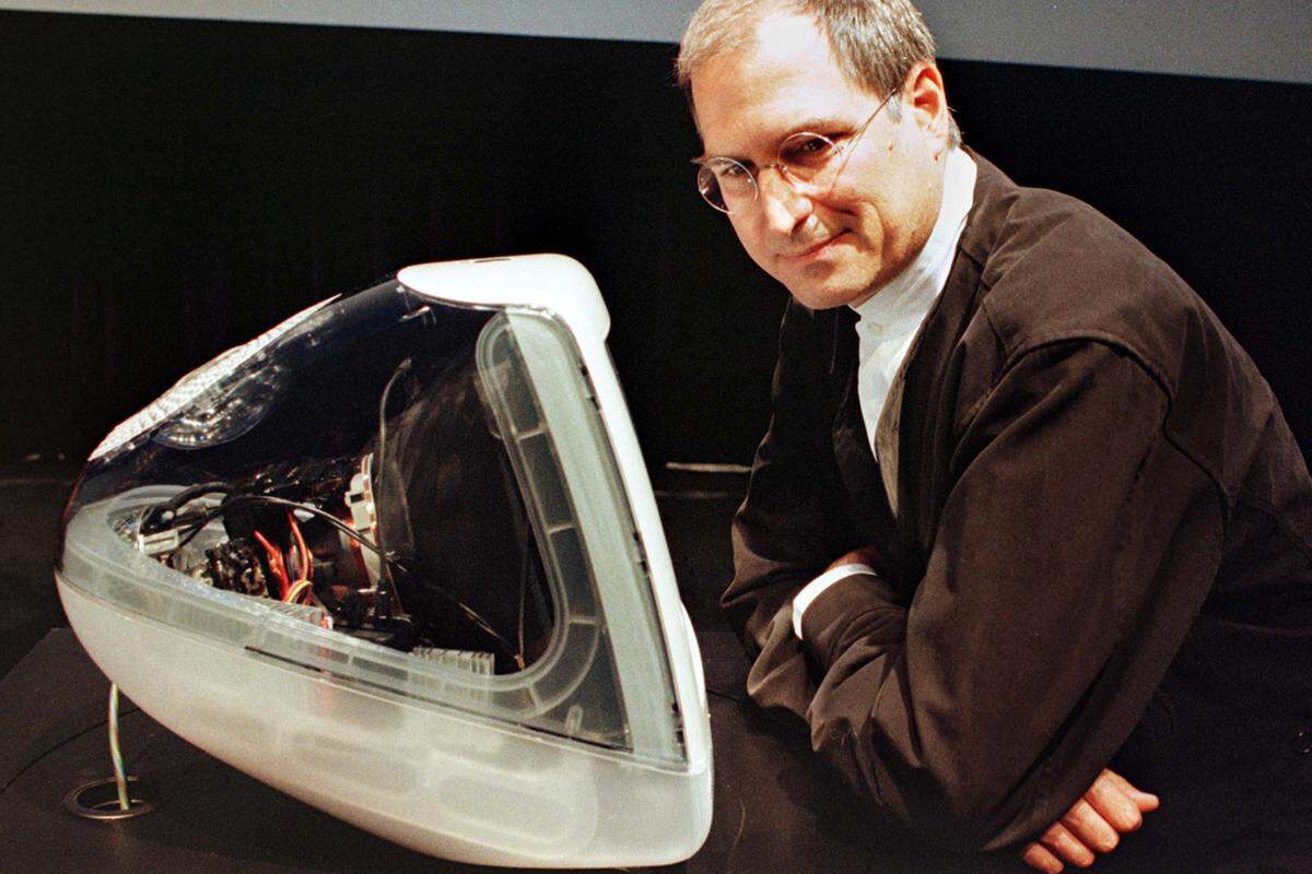 Nach der Rückkehr von Jobs erlebte der Mac auf einem neuen technischen Fundament einen unglaublichen Wiederaufstieg, auch wenn manche Modelle wie der Designcomputer G4 Cube spektakulär scheiterten. So verblüffte der erste iMac auch gestandene Pioniere der Computerbranche. "Manchmal hat das, was Apple tut, einen elektrifizierenden Effekt auf uns alle", meinte Intel-Mitbegründer Andy Grove. "Den iMac hätten wir niemals schaffen können, aber Apple ist einfach nach vorne gegangen und hat es getan."
