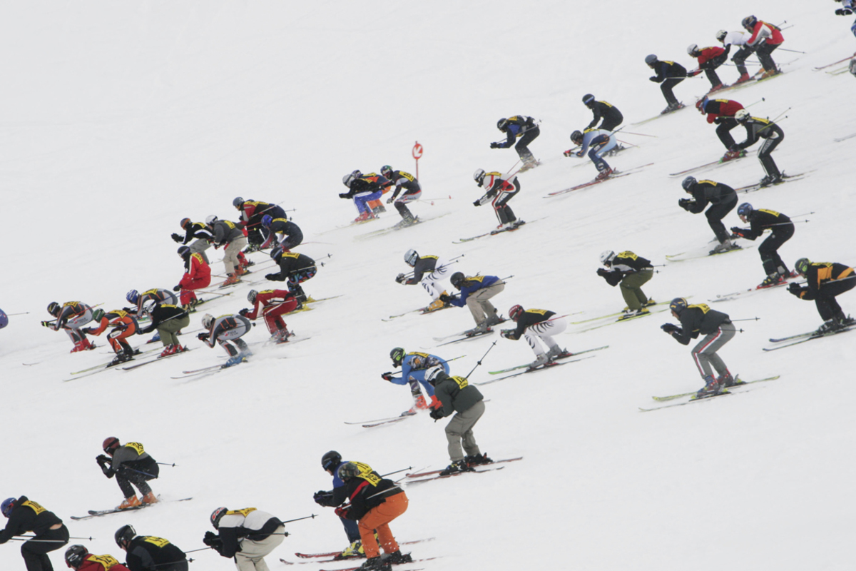 Skiamateure beim Massenstart zu einem Publikumsrennen wie dem „Weißen Rausch“ in St. Anton.