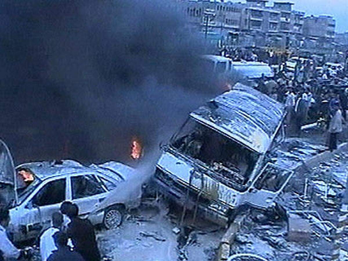 Sechs Autobomben detonieren an verschiedenen Stellen in Sadr-Stadt, insgesamt sterben 202 Menschen. 